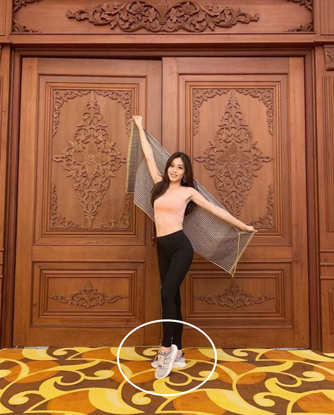 Đôi giày của cô gái xuất hiện trong bức ảnh trên gống hệt của Phương Nga.