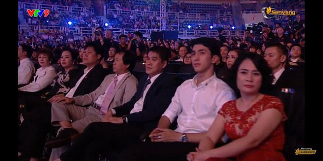 Nam diễn viên Bình An xuất hiện ở hàng ghế đầu cổ vũ cho Phương Nga trong đêm chung kết.