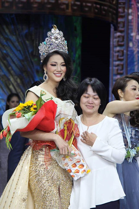 Phương Khánh và mẹ ruột trong đêm đăng quang Hoa hậu Trái đất 2018.