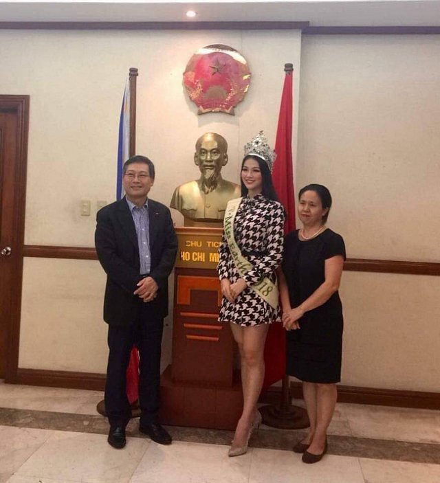 Phương Khánh chia sẻ ảnh đến thăm Đại sứ quán Việt Nam tại Philippines.