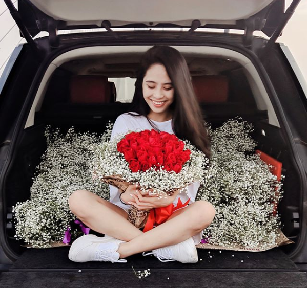 Trước đó, Văn Quỳnh tự tay chuẩn bị 50 bông hoa hồng tặng vợ – tượng trưng cho 50 năm tình yêu sắp tới của hai vợ chồng.