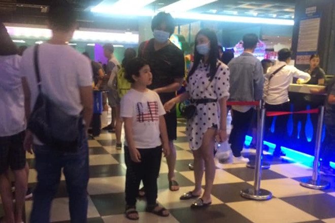 Tim và Trương Quỳnh Anh bị bắt gặp đi xem phim cùng con trai dù đã ly hôn.