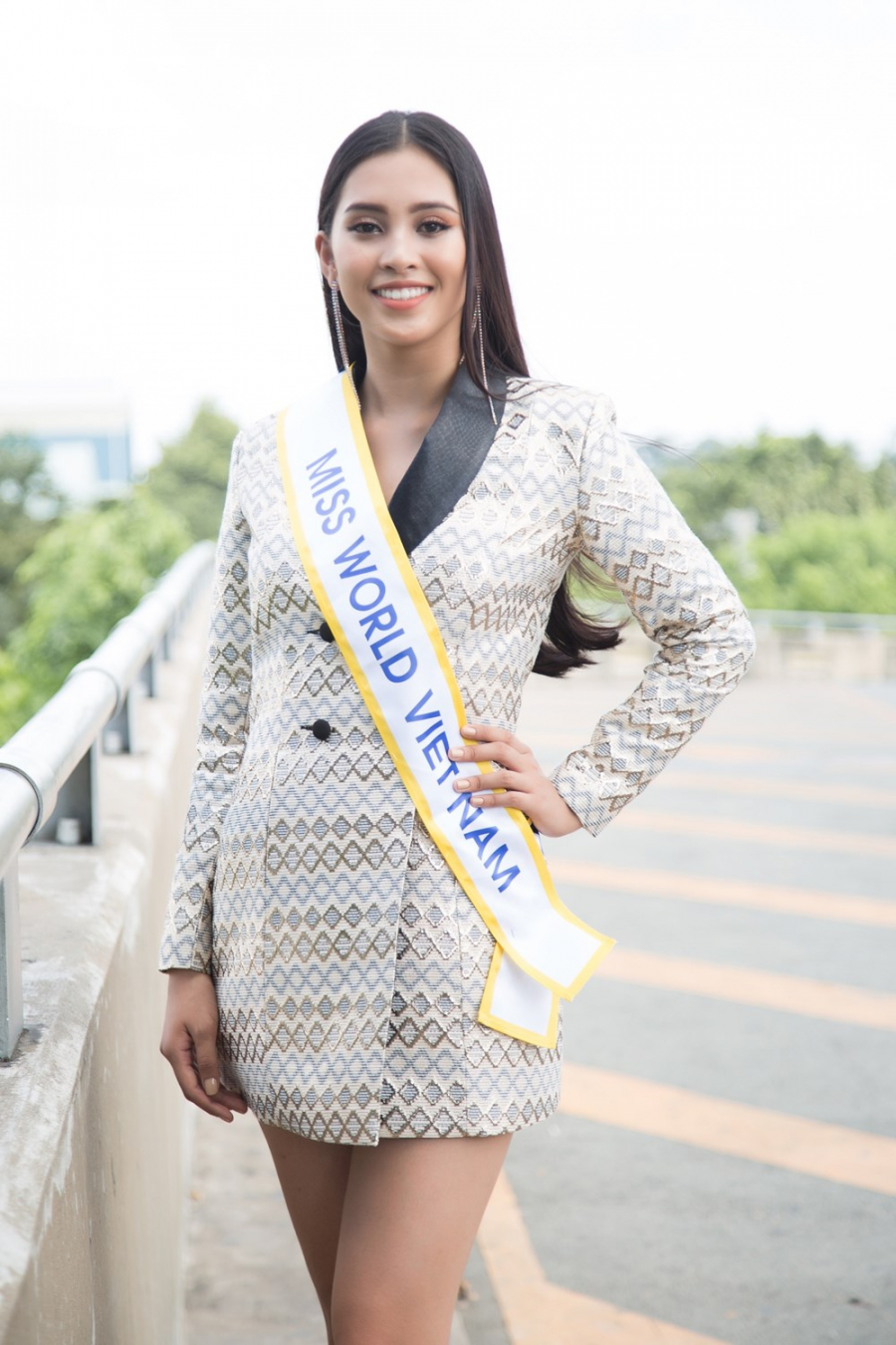 Hoa hậu Việt Nam 2018 xuất hiện xinh đẹp hút hồn tại sân bay.