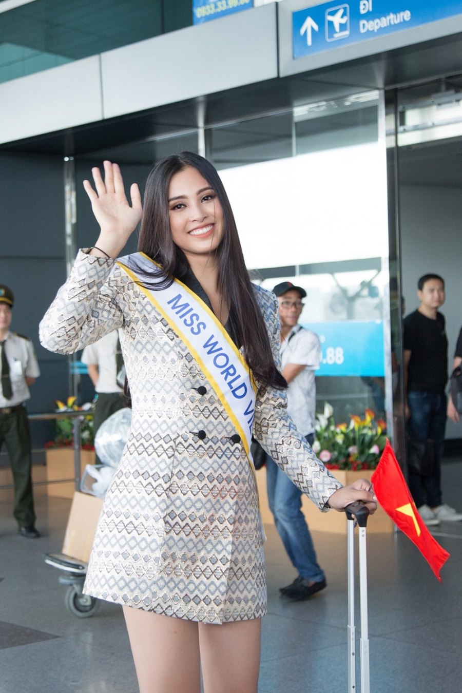 Hoa hậu Trần Tiểu Vy rạng rỡ lên đường dự thi Miss World 2018.