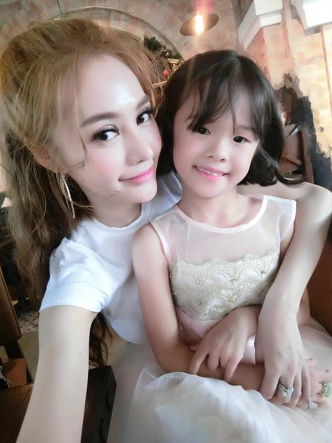 Linh Chi và con gái riêng của Lâm Vinh Hải.