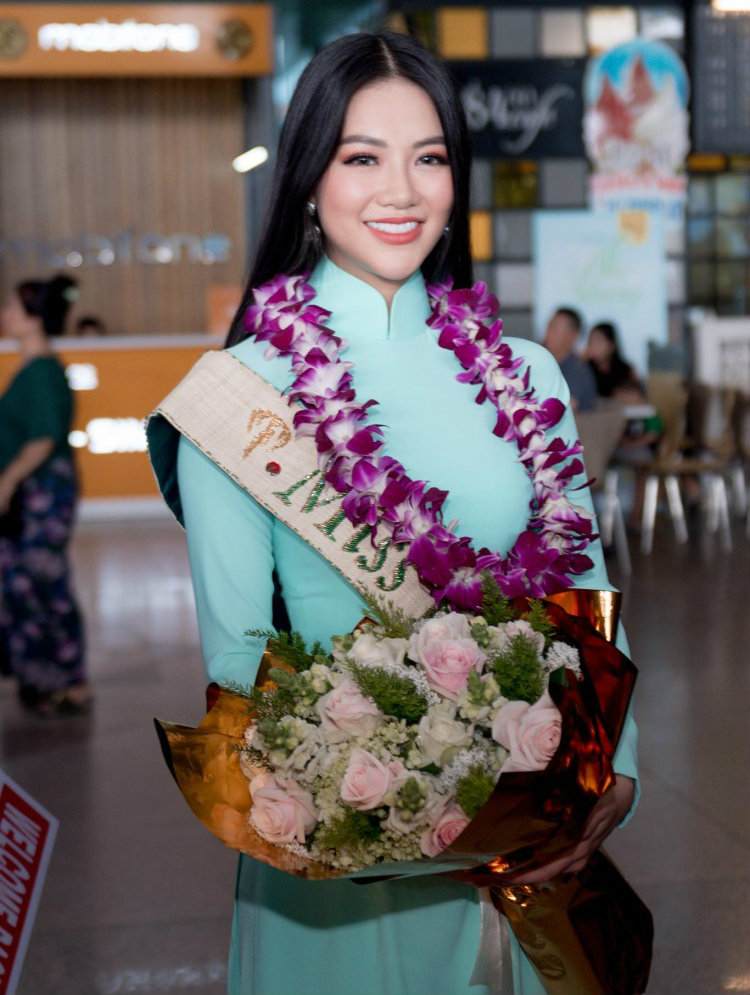 Chiều 11/11, Tân Hoa hậu Trái Đất 2018 Nguyễn Phương Khánh đã trở về Việt Nam trong vòng tay chào đón của gia đình, bạn bè cũng đông đảo người hâm mộ. Dù “không kèn không trống” đi “chinh chiến” tại đấu trường nhan sắc quốc tế Miss Earth nhưng cô gái Bến Tre đã xuất sắc hoàn thành tốt vai trò đại diện của mình, mang về chiến thắng đầu tiên trong lịch sử cho Việt Nam. (Saostar) 