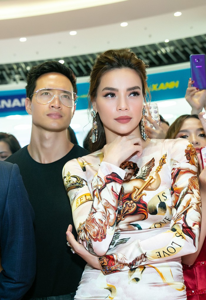 Kim Lý thường xuyên hộ tống bạn gái đến sự kiện, địa điểm biểu diễn.
