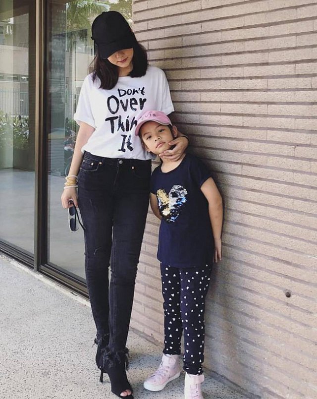Phạm Quỳnh Anh chia sẻ ảnh bình yên bên con gái.