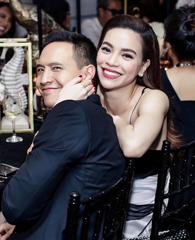 Hồ Ngọc Hà thoải mái ôm cổ Kim Lý giữ chốn đông người tại một sự kiện.