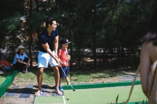 Kim Lý hào hứng dạy Subeo chơi golf.