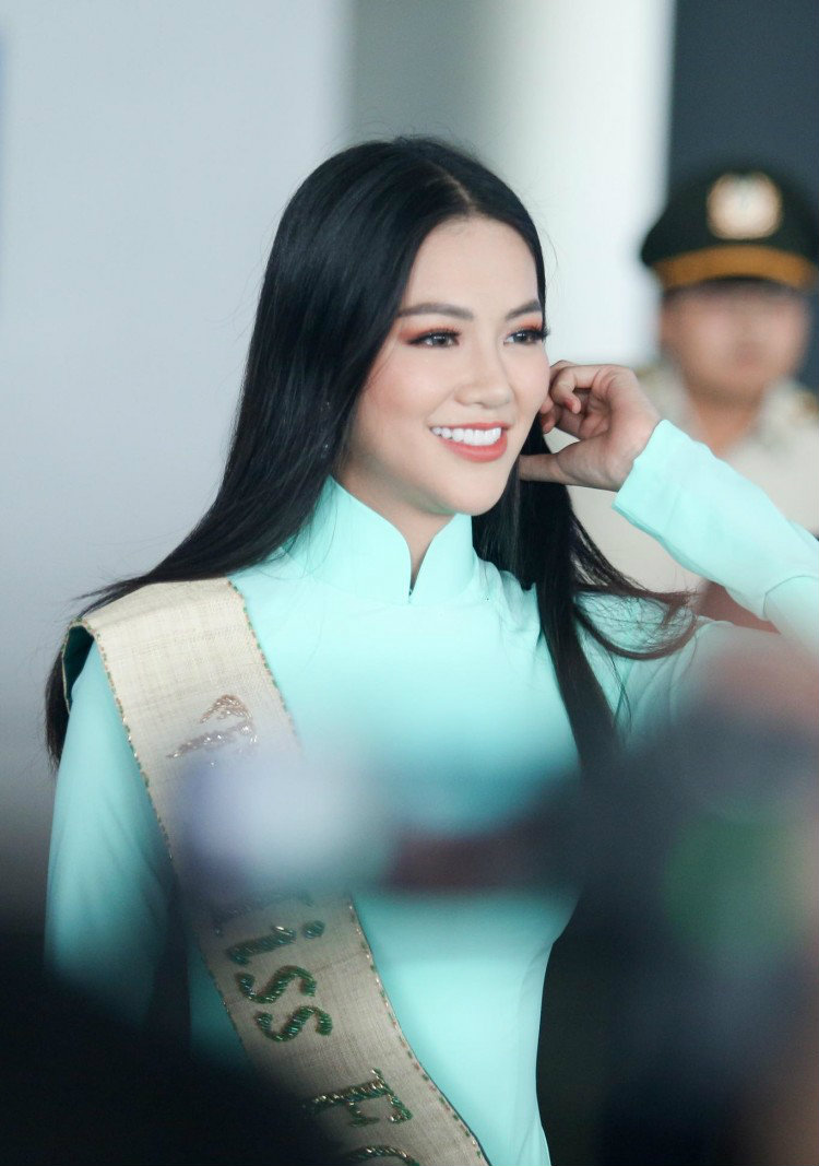 Phương Khánh rạng rỡ ngày trở về Việt Nam sau đăng quang Hoa hậu Trái đất 2018.