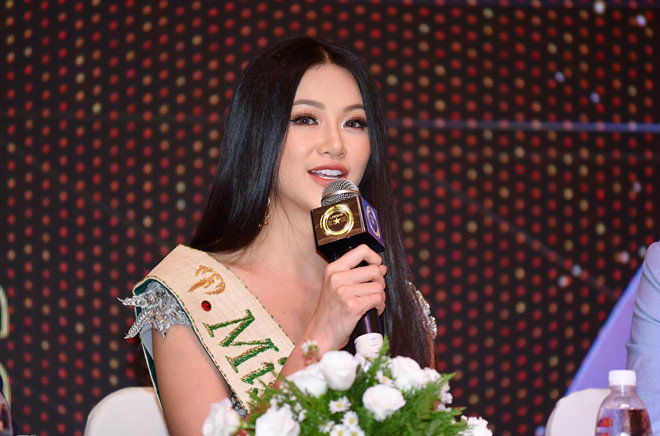 Phương Khánh trả lời về những thắc mắc xoay quang chuyện cô đăng quang Hoa hậu Trái đất 2018.
