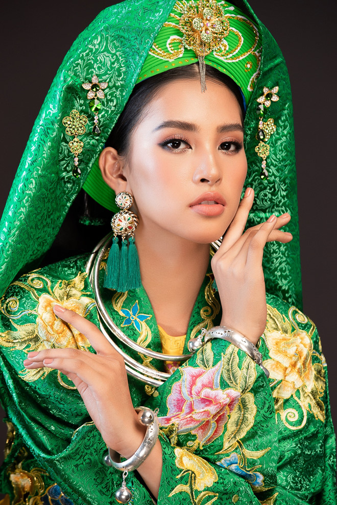 Hoa hậu Tiểu Vy xinh đẹp trong trang phục múa chầu văn.