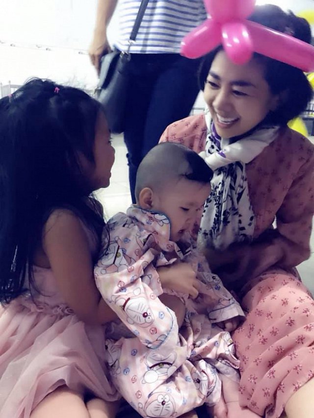 Những khoảnh khắc ý nghĩa của Mai Phương và con gái khi tới thăm trại trẻ mồ côi.