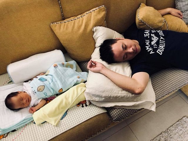 Bức ảnh đầu tiên về cậu con trai khi được 1 tuần tuổi được Victor Vũ đăng tải.