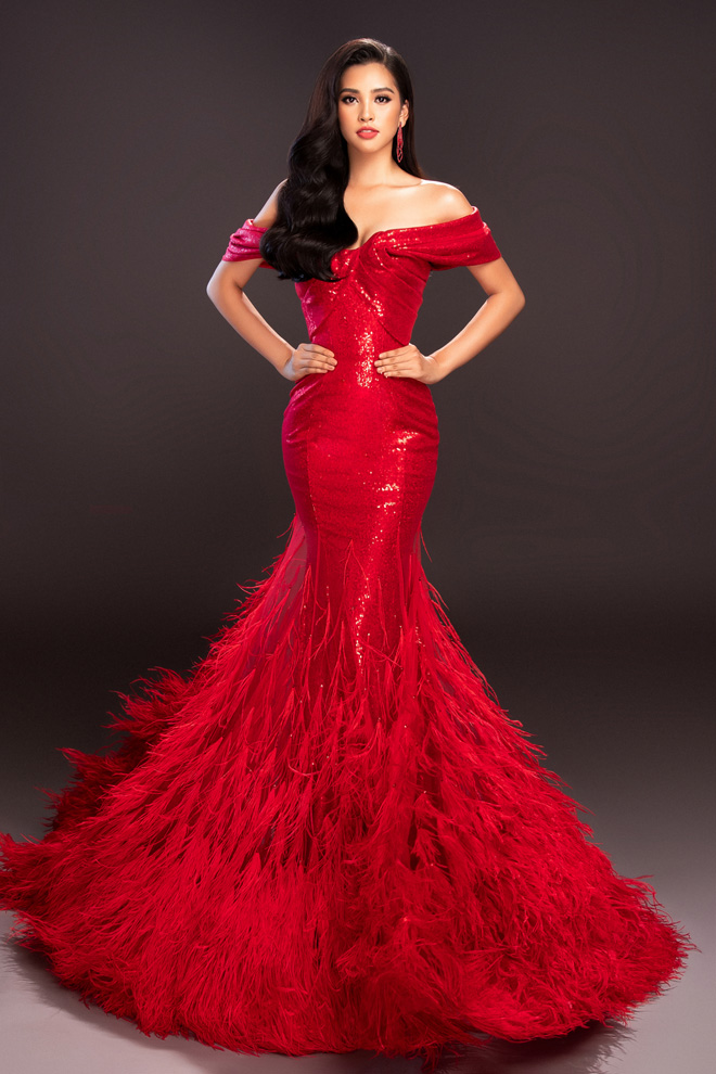 Hoa hậu Trần Tiểu Vy khoe sắc vóc xuất thần trong bộ đầm dạ hội màu đỏ.