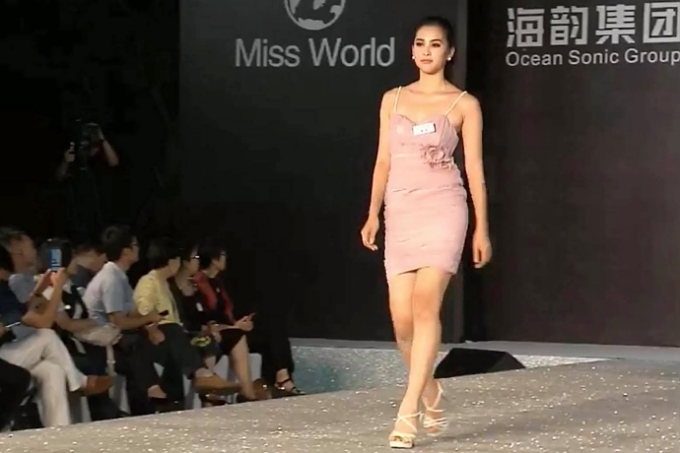 Hoa hậu Trần Tiểu Vy trong phần thi Top Model.