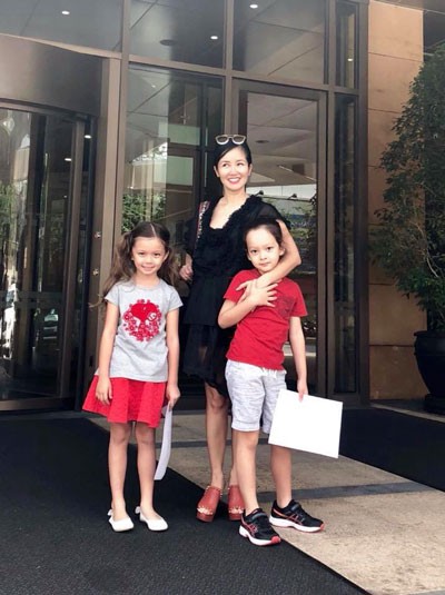 Diva Hồng Nhung hậu ly hôn đang sống vui vè bên 2 con của mình).