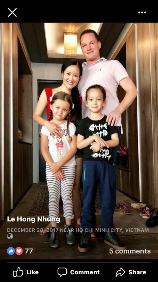 Ngày 28/12/2017, Hồng Nhung vẫn đăng tải bức ảnh gia đình hạnh phúc trong khi chồng cũ của cô tuyên bố cả hai đã ly hôn từ năm 2017.