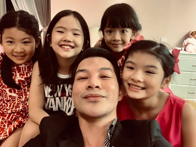 Nam diễn viên thân thiện chụp ảnh cùng con gái và các bạn của con.