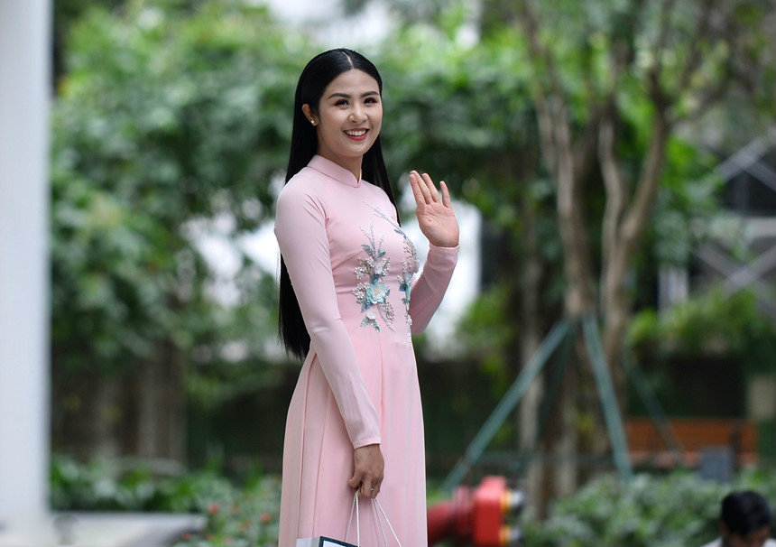 Hoa hậu Ngọc Hân diện áo dài đến lễ đính hôn của người em Thanh Tú.