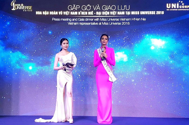Hoa hậu H'Hen Niê tự tin giao lưu với báo chí. 
