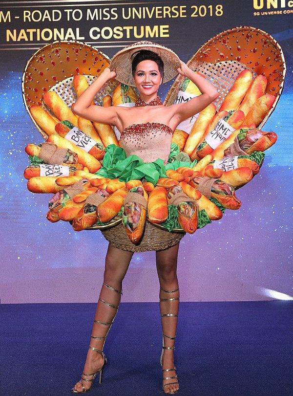 Chỉ còn khoảng 1 tuần nữa, H’Hen Niê sẽ khởi hành sang Thái Lan tham dự cuộc thi Miss Universe – Hoa hậu Hoàn vũ 2018. Trước ngày xuất trận, mỹ nhân tóc tém có buổi gặp gỡ báo chí để chia sẻ về hành trình chinh phục vương miện sắp tới. Cũng trong cuộc gặp, đương kim Hoa hậu Hoàn vũ Việt Nam chính thức công bố quốc phục dự thi Miss Universe 2018. Được lựa chọn là “Bánh mì” – một thiết kế độc đáo tôn vinh nét đẹp văn hóa ẩm thực bình dị của người Việt. (Vietgiaitri)