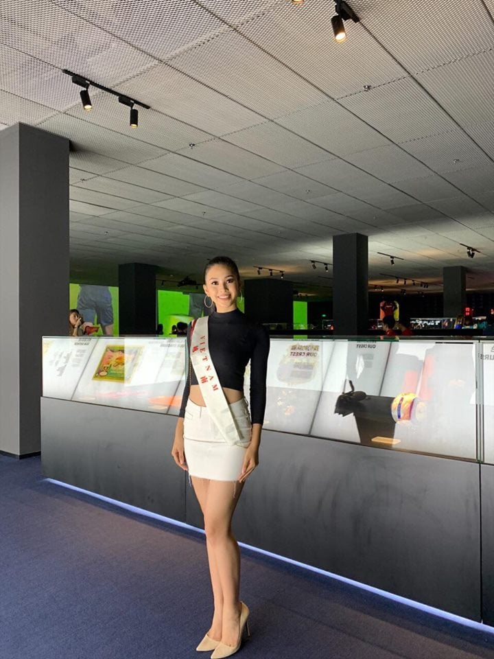 Hoa hậu Trần Tiểu Vy gây sốt cho fan Việt khi khoe trọn thân hình căng đầy sức sống với set đồ thời trang trẻ trung và tươi xinh. Chính vì sự năng động tinh giản của mình mà Tiểu Vy được Miss World đăng tải riêng hình ảnh trên Facebook chính thức. (saostar)