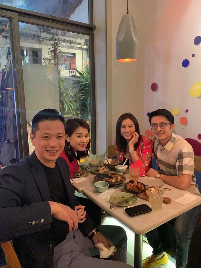 Hoa hậu Thu Hoài và bạn trai cùng vợ chồng sao nữ TVB Hồ Hạnh Nhi thân thiết dùng bữa tiius cùng nhau.