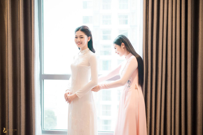 Á hậu Thanh Tú đã diện chiếc áo dài do Hoa hậu Ngọc Hân thiết kế trong đám hỏi của mình với chồng doanh nhân U40.
