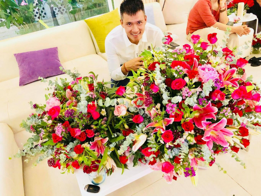 Công Vinh khoe ảnh lãng hoa tặng Thủy Tiên nhân dịp sinh nhật tuổi 33.