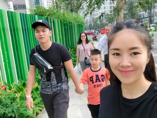 Con trai Lê Phương cũng đón nhận người chồng mới của mẹ.