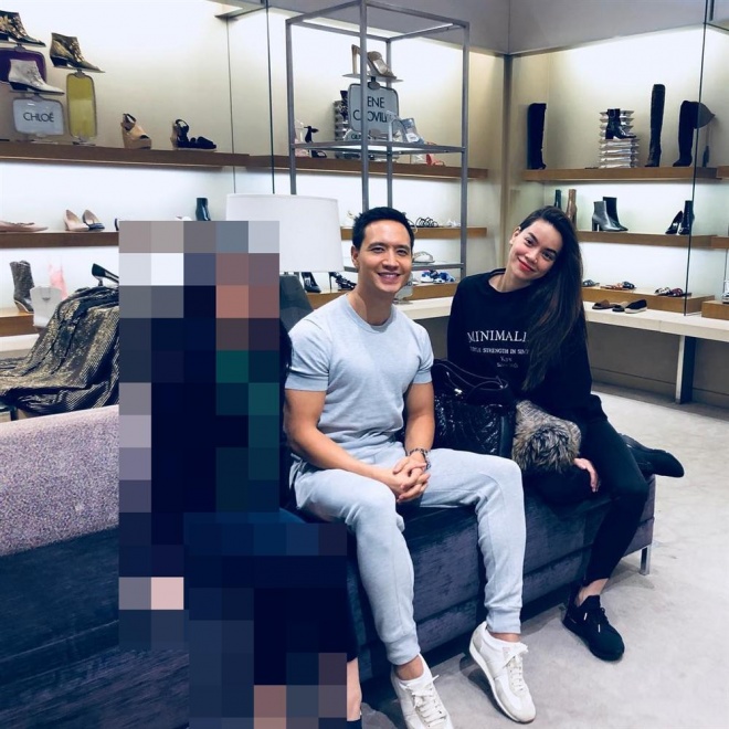 Hình ảnh Hà Hồ vui vẻ bên bạn trai Kim Lý đi mua sắm trong ngyaf đặc biệt.