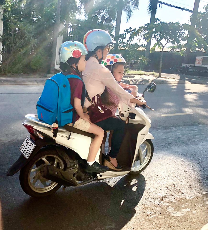 Nữ ca sĩ giản dị đưa hai con đi học bằng xe máy.