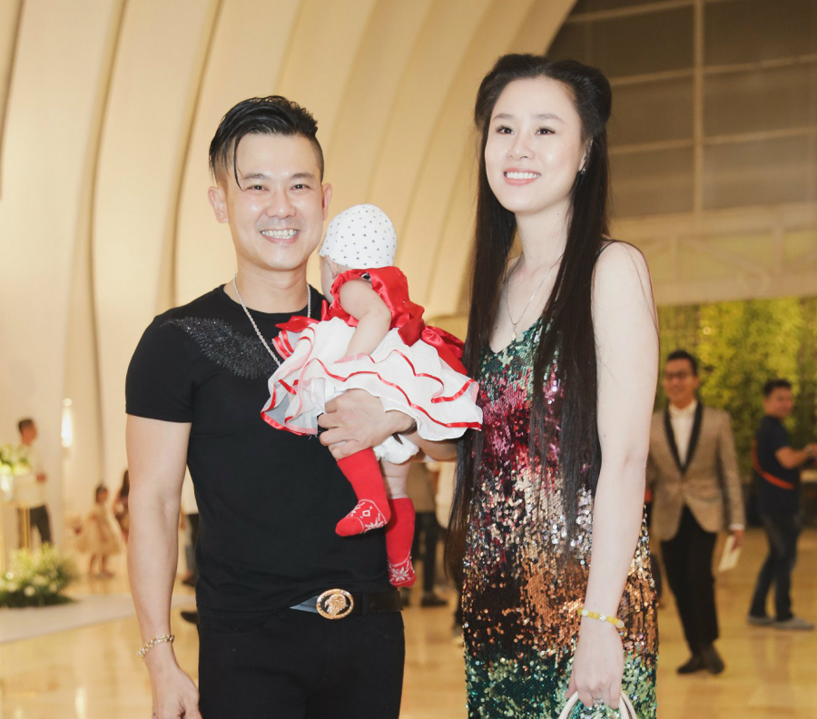 Vợ chồng Vân Quang Long và con gái nhỏ tại tiệc cưới.