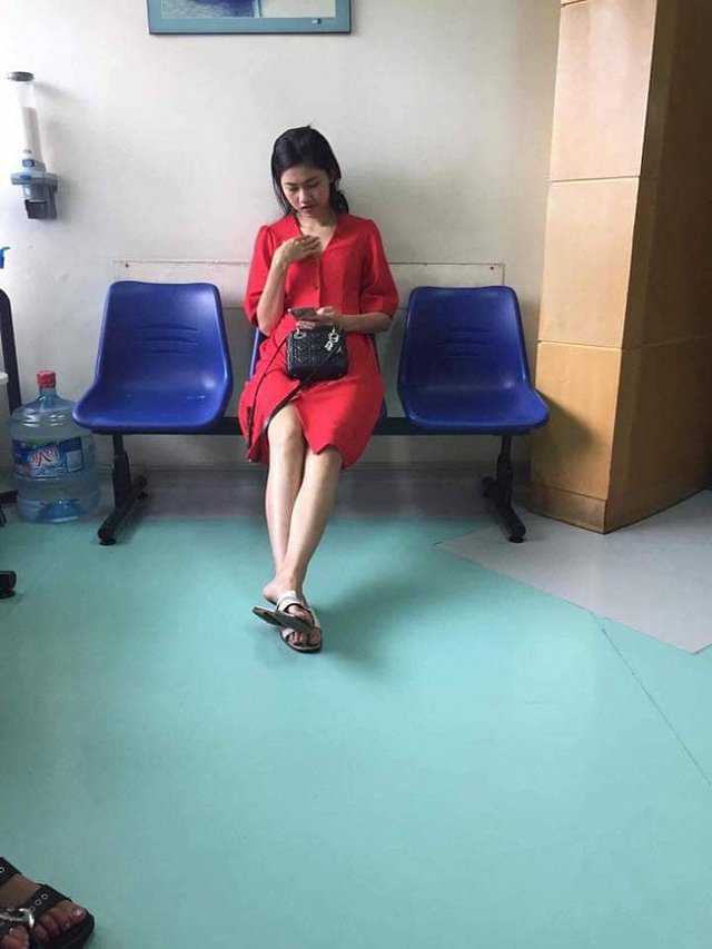 Hình ảnh được cho là Á hậu Thanh Tú đi khám thái tại bệnh viện.
