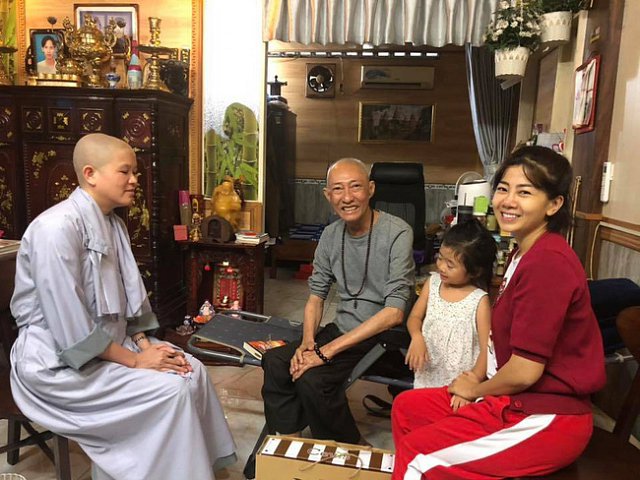 Dù đang mang trọng bệnh nhưng Mai Phương vẫn cùng con gái đến thăm hỏi nghệ sĩ Lê Bình cũng đang mắc bệnh ung thư phổi giống cô.