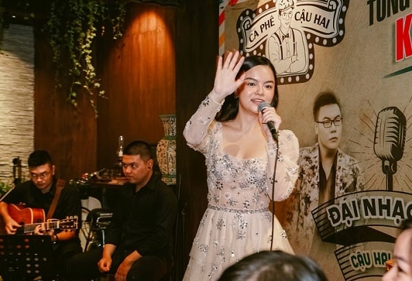 Trong một sự kiện mới đây, Phạm Quỳnh Anh hát liên tục hơn 10 bài hát gắn với tên tuổi của cô từ khi bắt đầu sự nghiệp. Đặc biệt, khi thể hiện lại ca khúc 