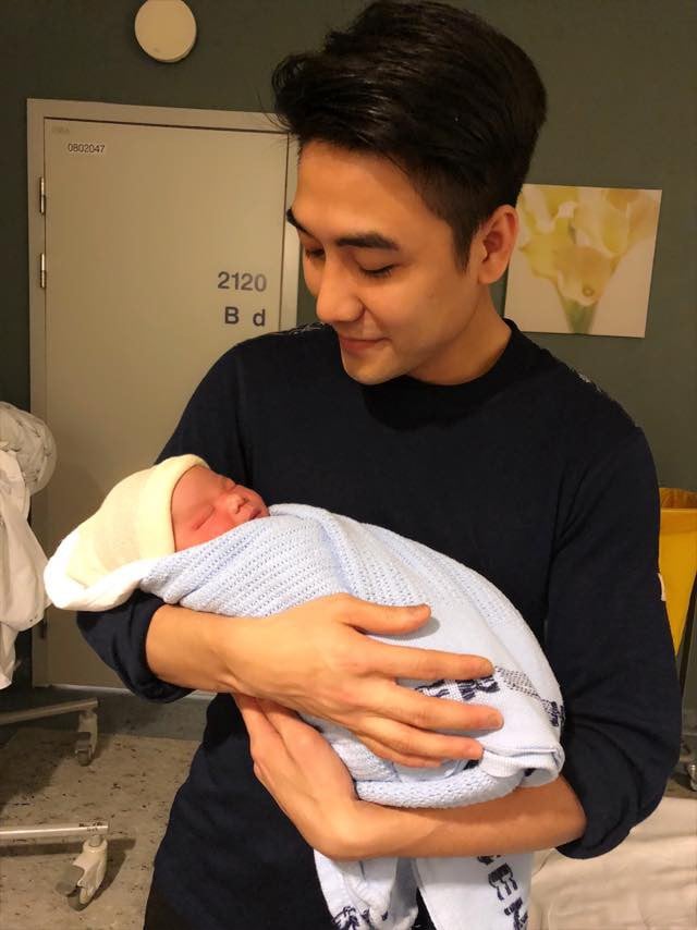 Huy Nam hạnh phúc bế con đầu lòng khi vửa mới sinh.