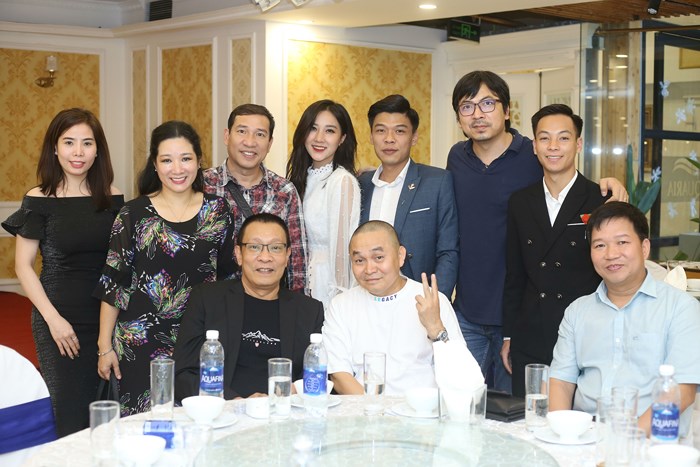 MC Lại Văn Sâm cùng êkip sản xuất và các nghệ sĩ tham gia chương trình hài cuối năm.