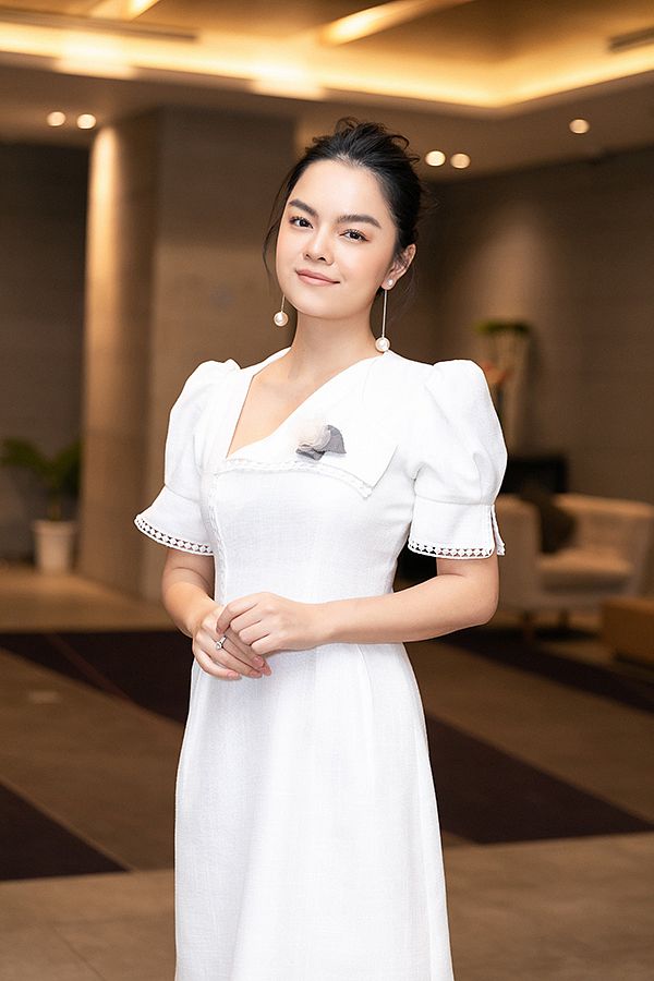 Hình ảnh Phạm Quỳnh Anh được chỉn chu xuất hiện trên các mặt báo.