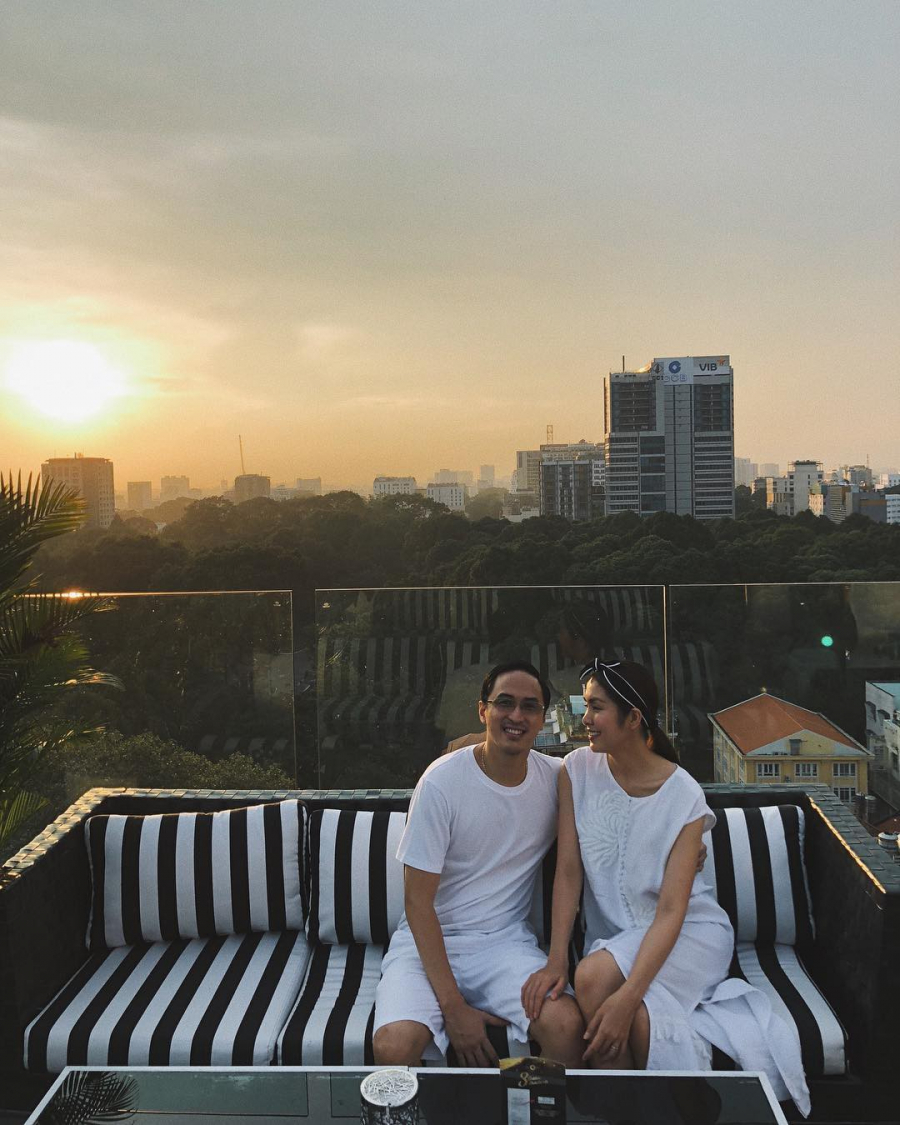 Trên trang Instagram cá nhân của Tăng Thanh Hà đã chia sẻ bức ảnh diện đồ đôi, chụp hình dưới chiều hoàng hôn cùng ông xã Louis Nguyễn. Trong ảnh, cả hai vợ chồng hạnh phúc bên nhau trong ánh chiều tà vô cùng lãng mạn. Trong ảnh, 