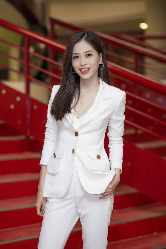 Vẻ ngoài rạng rỡ của Á hậu 1 Hoa hậu Việt Nam 2018.
