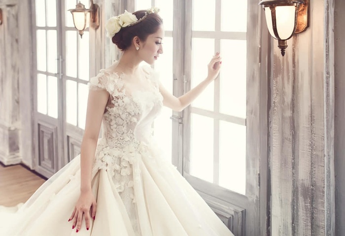 Khánh Thi xinh đẹp, lỗng lẫy trong chiếc váy cưới được thiết kế tỉ mỉ.