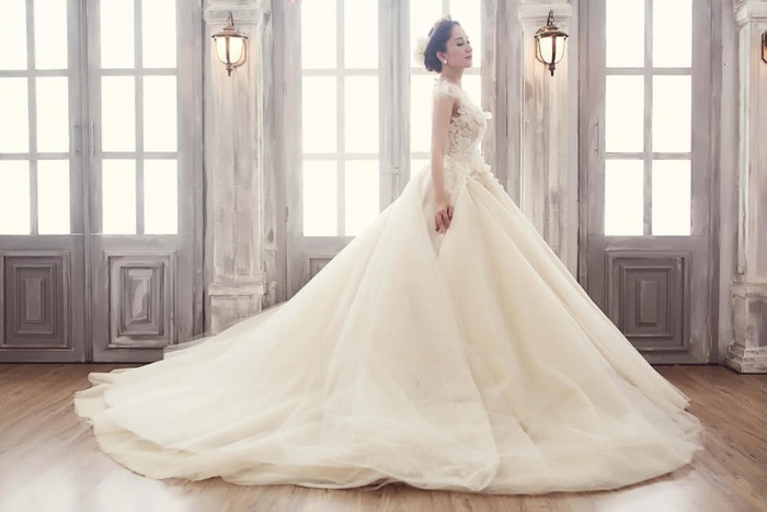 Dù đã là mẹ 2 con, ở tuổi 34 nhưng Khánh Thi vẫn trẻ trung, xinh đẹp trong chiếc váy cô dâu.