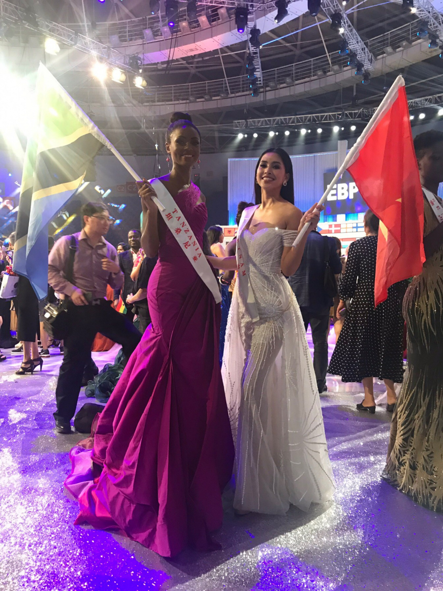 Tiểu Vy rạng rỡ chụp hình cùng các thí sinh Miss World 2018.