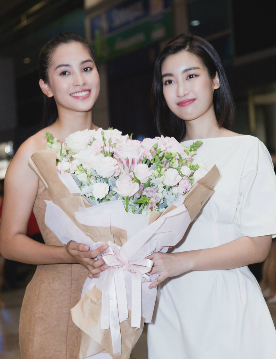 Hoa hậu Đỗ Mỹ Linh và Tiểu Vy khoe sắc rạng rỡ tại sân bay.