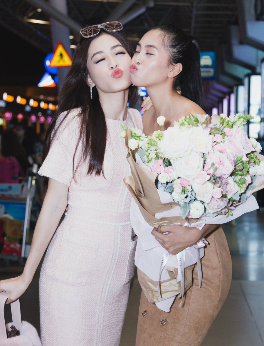 Được biết, sau cuộc thi Hoa hậu Việt Nam 2018, nàng Hoa hậu và Á hậu 1 trở thành cặp chị em thân thiết, luôn có mặt urnhg hộ nhau.