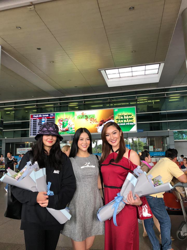 Phương Khánh rạng rỡ ở sân bay Tân Sơn Nhất đón hai cựu Hoa hậu Trái đất đến Việt Nam.