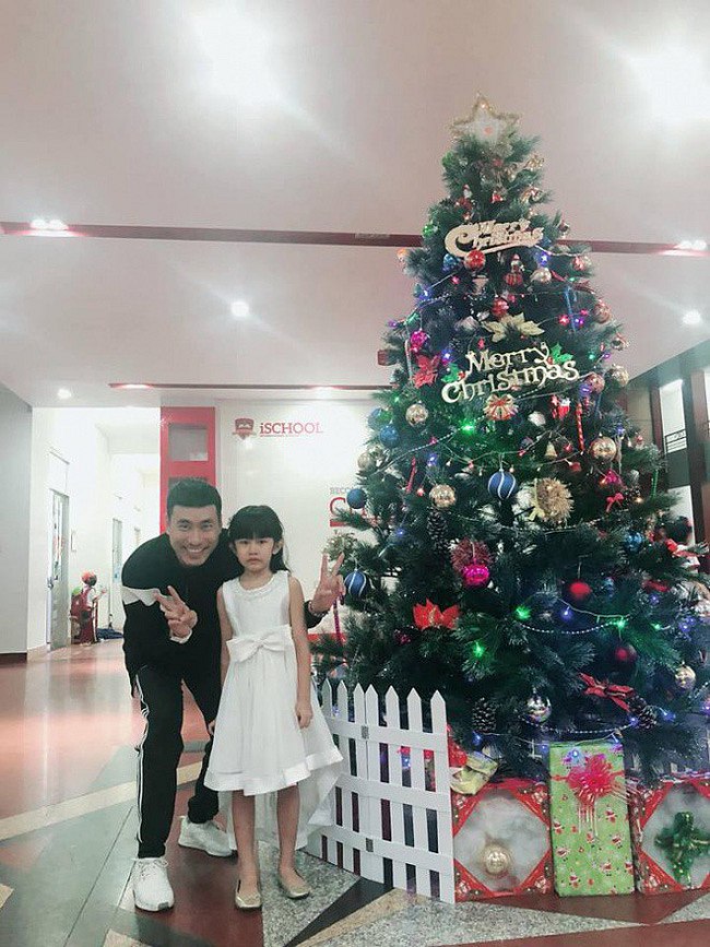 Kiều Minh Tuấn khoe ảnh vui vẻ bên cháu gái.